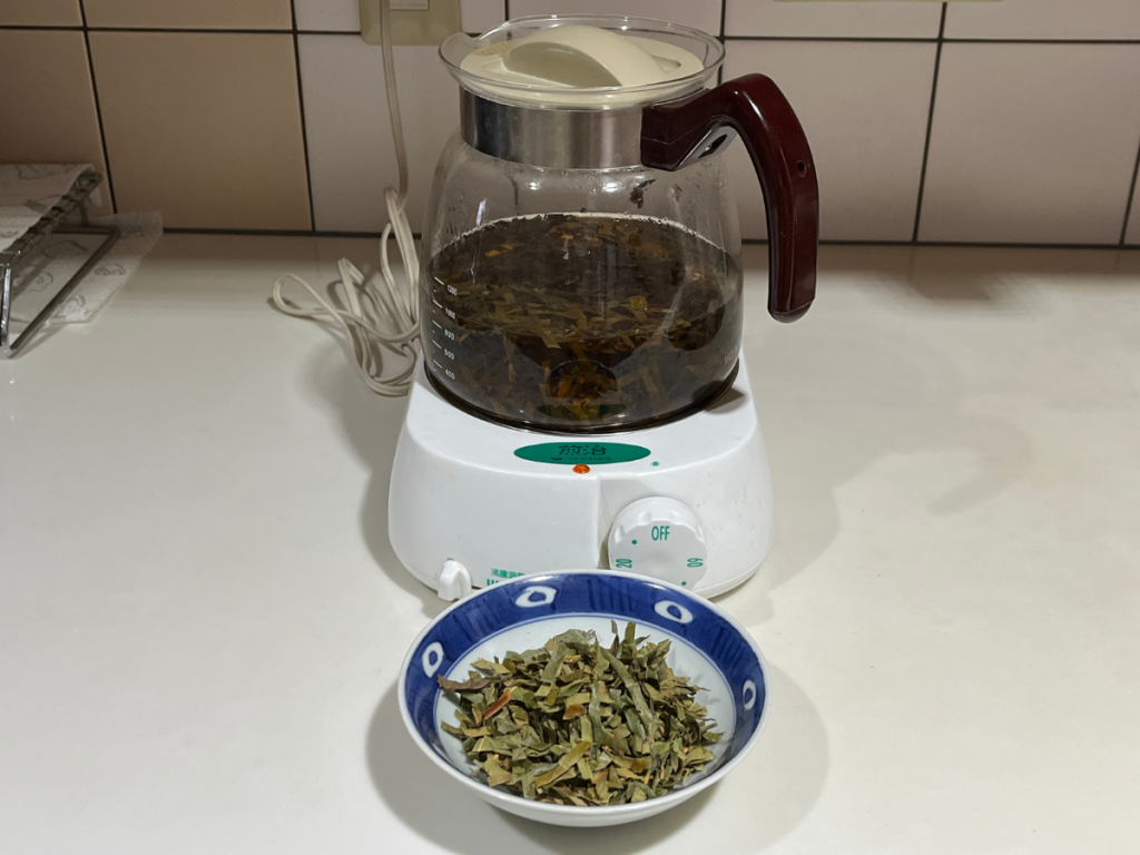 自動煎じ器でびわ葉を煎じている様子